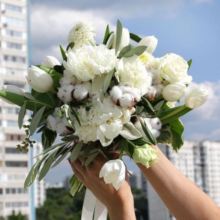 Букет невесты из пионов, хлопка и зелени