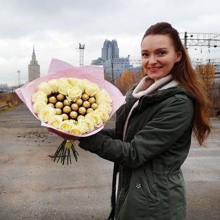 Композиция "Сердце из белых роз" с конфетами Ферерро Роше