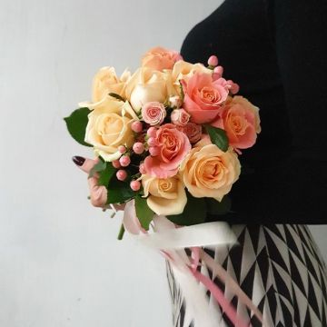 Свадебный букет из гиперикума и роз
