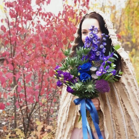 Вертикальный букет из ирисов, трахелиума и дельфиниума