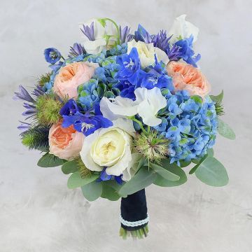 Свадебный букет в синих тонах из гортензии, роз и латируса