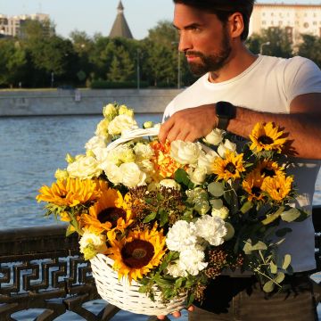 Корзина из подсолнухов, гортензии и роз Пески Сахары